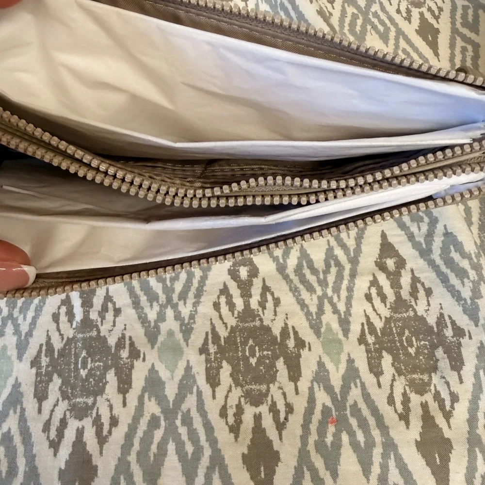 Lululemon Beige Wristlet Lululemon Curved Wristlet - Picture 3 of 8